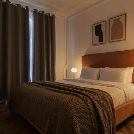5br Champs Elysées Marbeuf Parigi